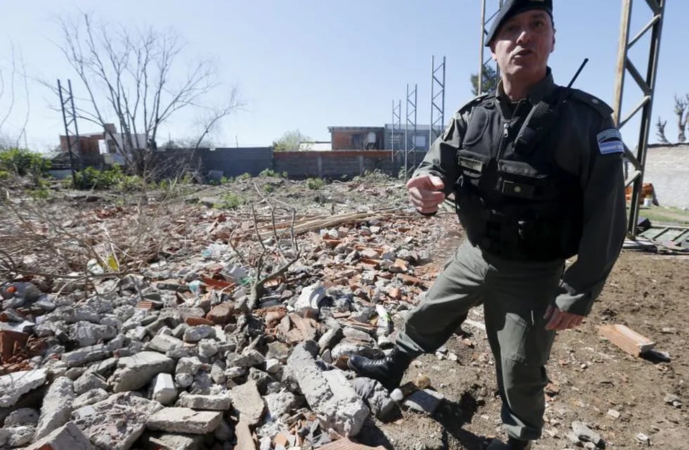 Walter Nelson Zurita, Commander of Argentinaâ€™s Gendarmerie, stands on the debris of what was once a drug center and demolished by security forces in the La Granada slum in Rosario, September 11, 2015. The local morgue reports a fall in homicides since April 2014, when the government sent its Gendarmerie to Rosario to provide law and order in poorer areas of the city. Picture taken September 11, 2015. REUTERS/Enrique Marcarian rosario Walter Nelson Zurita rosario inseguridad narcotrafico villa La Granada drogas narcotrafico seguridad gendarmeria comandante de gendarmeria  bunker droga demolido