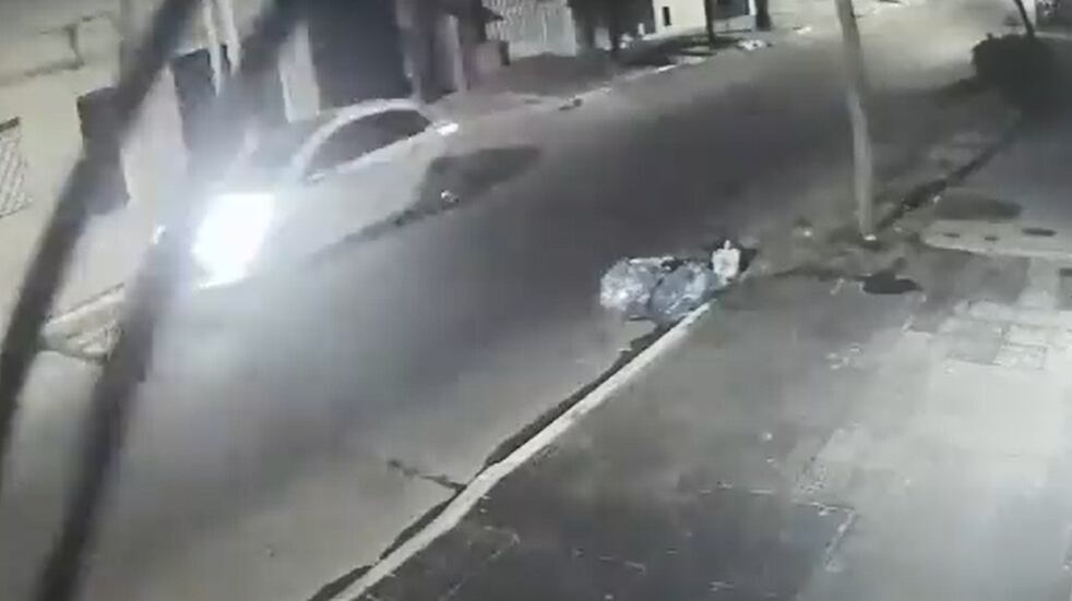 El momento preciso en el que llega el Peugeot 208 blanco con los cuatro criminales que quisieron asaltar a la familia. (Captura de video).