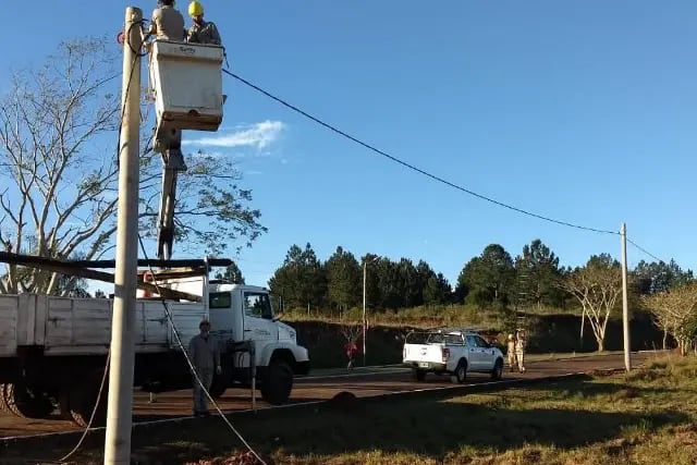 Irigoyen trabaja en el cambio de postes eléctricos