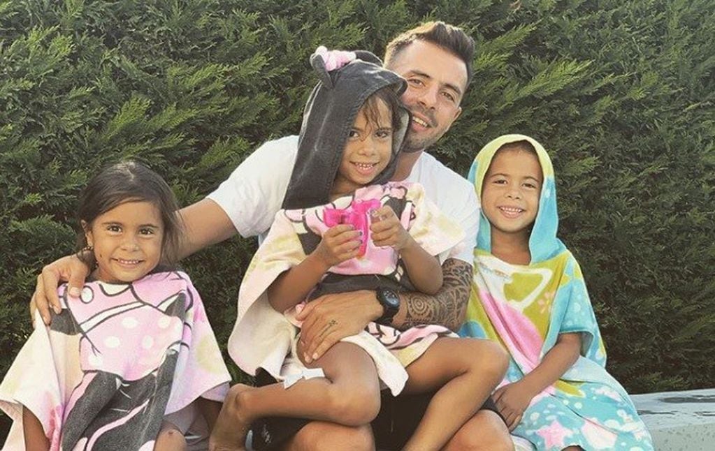 Matías Deferico y las tres hijas que tiene junto a Cintia Fernández. (Instagram)
