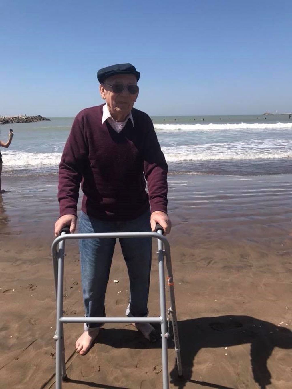 Fernanzo Burzzio, el hombre de 90 años que por primera vez voló y conoció el mar.