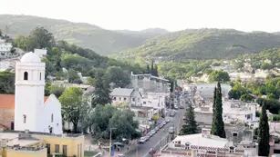 La postal. En los altibajos de las serranías cordobesas, la ciudad de Río Ceballos es una tentación para visitar, especialmente en las tórridas jornadas del verano. 