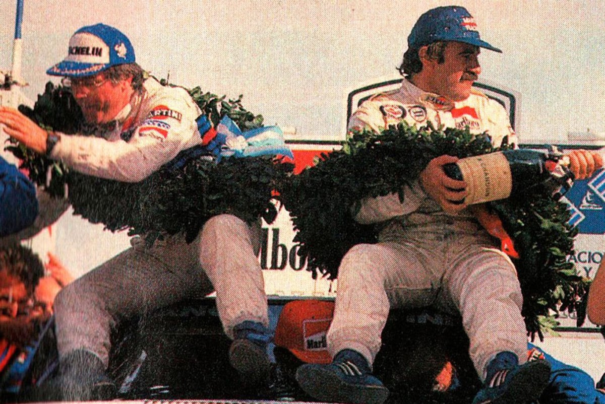 Jorge Recalde (a la derecha), junto a Jorge Del Buono, cuando ganaron el Rally de Argentina 1988 con Lancia, la única victoria absoluta en una fecha mundialista hasta hoy para un piloto y un navegante de América del Sur.