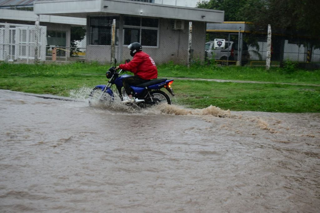 Intensa lluvia en Córdoba: anegamientos y complicaciones por el agua (José Hernández/La Voz).