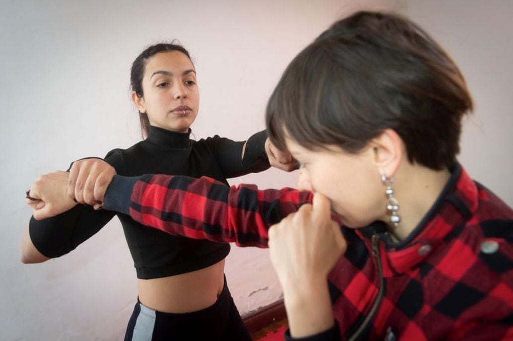 Mujeres aprenden técnicas de defensa personal- imagen ilustrativa.