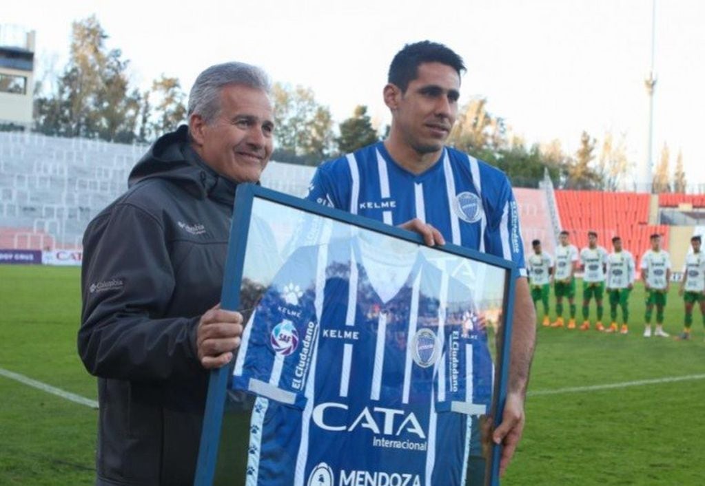 El paraguayo Diego Viera fue reconocido por la dirigencia del Tomba en el comienzo del juego.