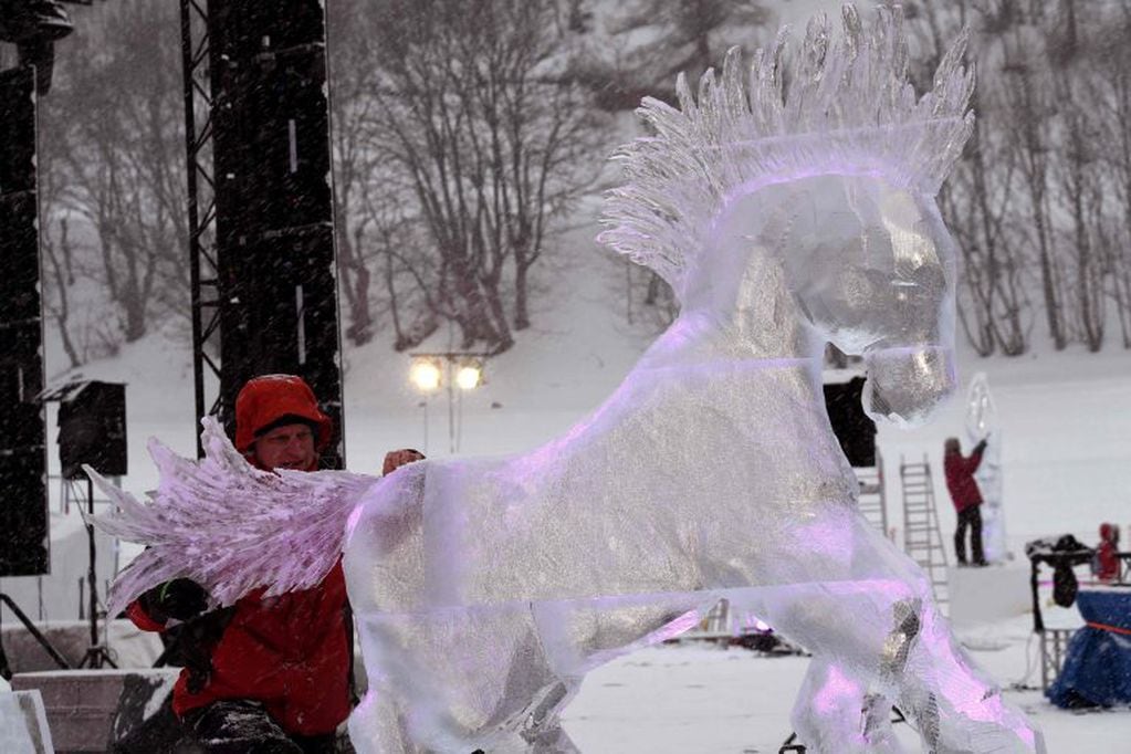 La escultura llamara "Unicon" (Unicornio), realizada por el escultor de hielo lituano Povilionis Tautvilas. (Foto de JEAN-PIERRE CLATOT / AFP)