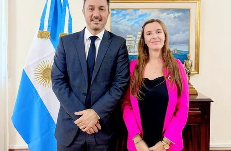 La diputada rosaleña Abigail Gómez presentó al ministro de Defensa su proyecto para la reactivar los Arsenales de Puerto Belgrano.