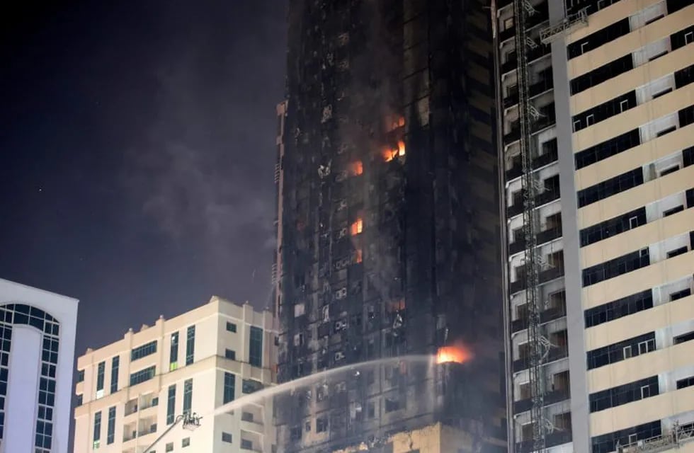 Sharjah (United Arab Emirates), 06/05/2020.- Civil defense forces extinguish a fire that broke out at a high-rise building in Sharjah, United Arab Emirates, 06 May 2020. The Abbco Tower has 48 floors, out of which 36 are residential floors. Each floor has 12 flats. There were no initial reports of casualties. (Incendio, Emiratos Árabes Unidos) EFE/EPA/MAHMOUD KHALED