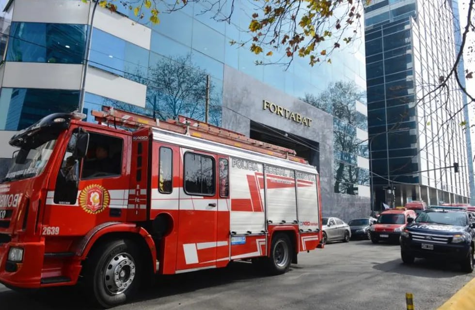 Escape de gas en el edificio Fortabat: 10 personas fueron hospitalizadas. (Andres Delia)