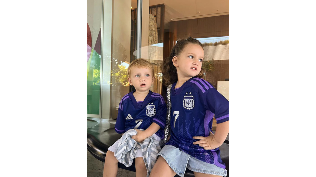 Los hijos de Rodrigo con la camiseta argentina.