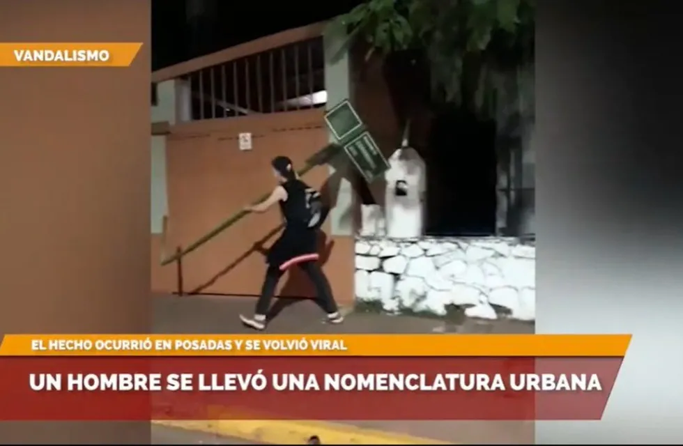 Filman a un hombre robando un cartel con el nombre de las calles en el centro de Posadas.