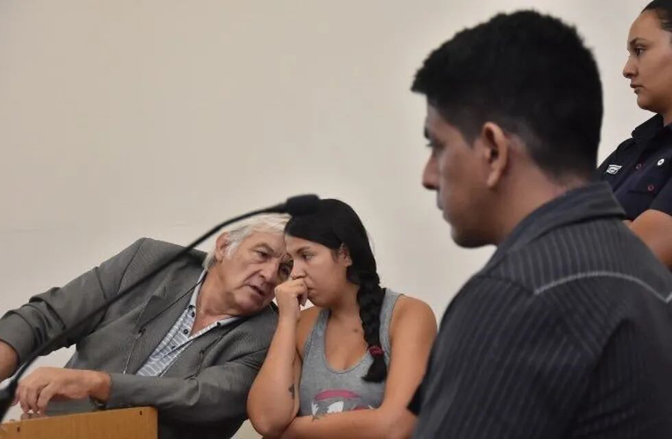 Yamila Morales, es aconsejada por su abogado mientras la víctima declara.