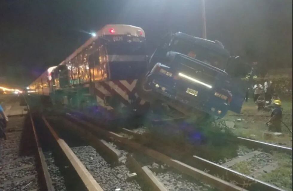 Un tren del Sarmiento chocó a un camión