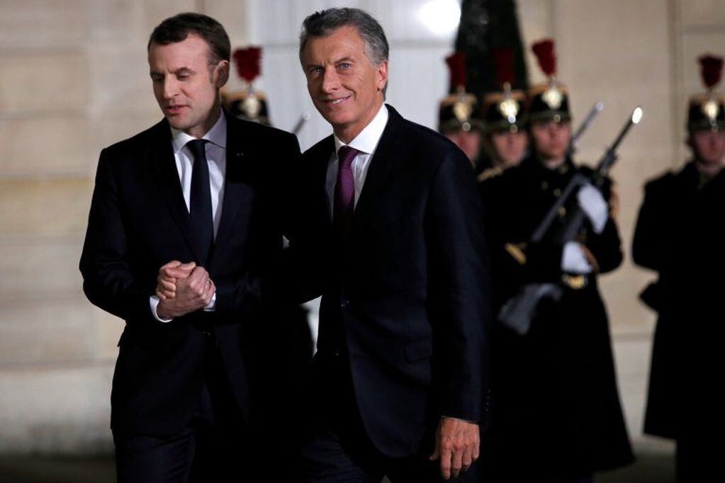 French President Emmanuel Macron welcomes Argentina's President Mauricio Macri at the Elysee Palace in Paris, France January 26, 2018. REUTERS/Philippe Wojazer