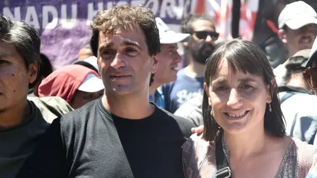 Gabriel Solano y Romina del Plá en la marcha de este miércoles.