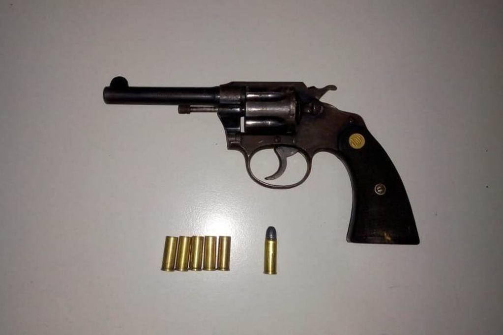Se secuestró un revólver calibre 32 largo con cinco vainas servidas y una munición intacta sin uso.