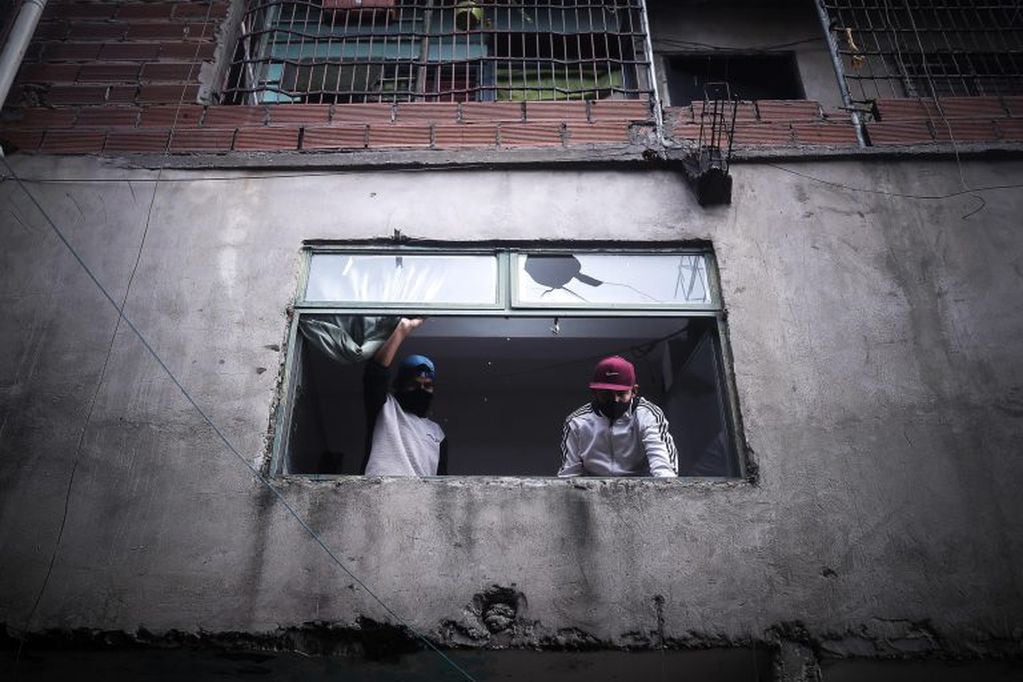Personas con tapabocas caminan este martes por el interior de la Villa 31, en Buenos Aires (Argentina), luego que se detectaran mas de 11 nuevos casos de COVID-19 dentro del asentamiento informal. (Foto: EFE/Juan Ignacio Roncoroni)