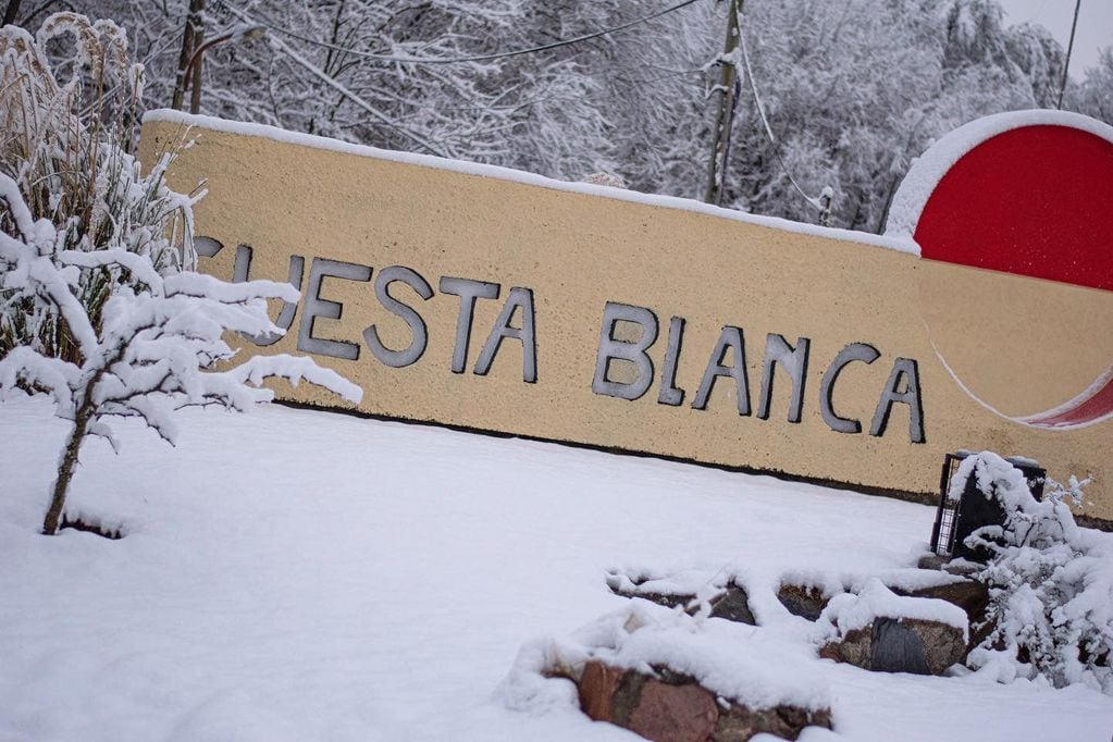 Los habitantes de Cuesta Blanca también disfrutaron de una jornada invernal a pura nieve.