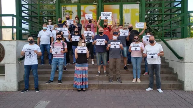 Trabajadores de Eventos Unidos de Rafaela y la Región reclamaron frente a la Municipalidad