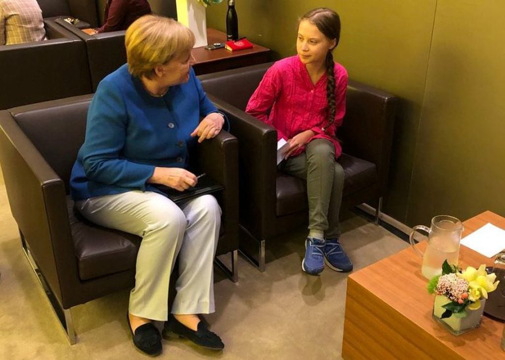 La canciller alemana, Angela Merkel, habla con Greta Thunber en la Cumbre. (Foto:Steffen Seibert/Bundesregierung/Handout via REUTERS)