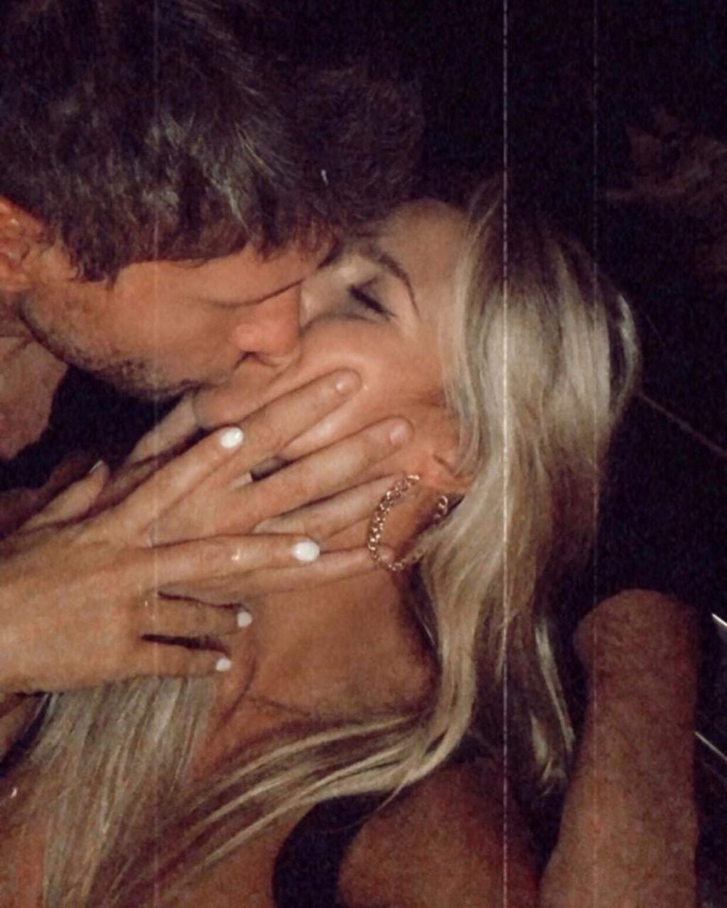 En la segunda foto se puede ver a la nueva pareja darse un beso frente a la cámara (Instagram/@martinbrenna_)
