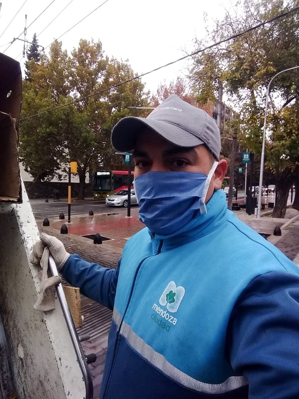 Todos los días, de 6 a 13:30; Diego Medina trabaja en la recolección de residuos en la Ciudad de Mendoza. Por la tarde, de lunes a jueves, entrena a más de 70 chicos en su escuelita de fútbol.