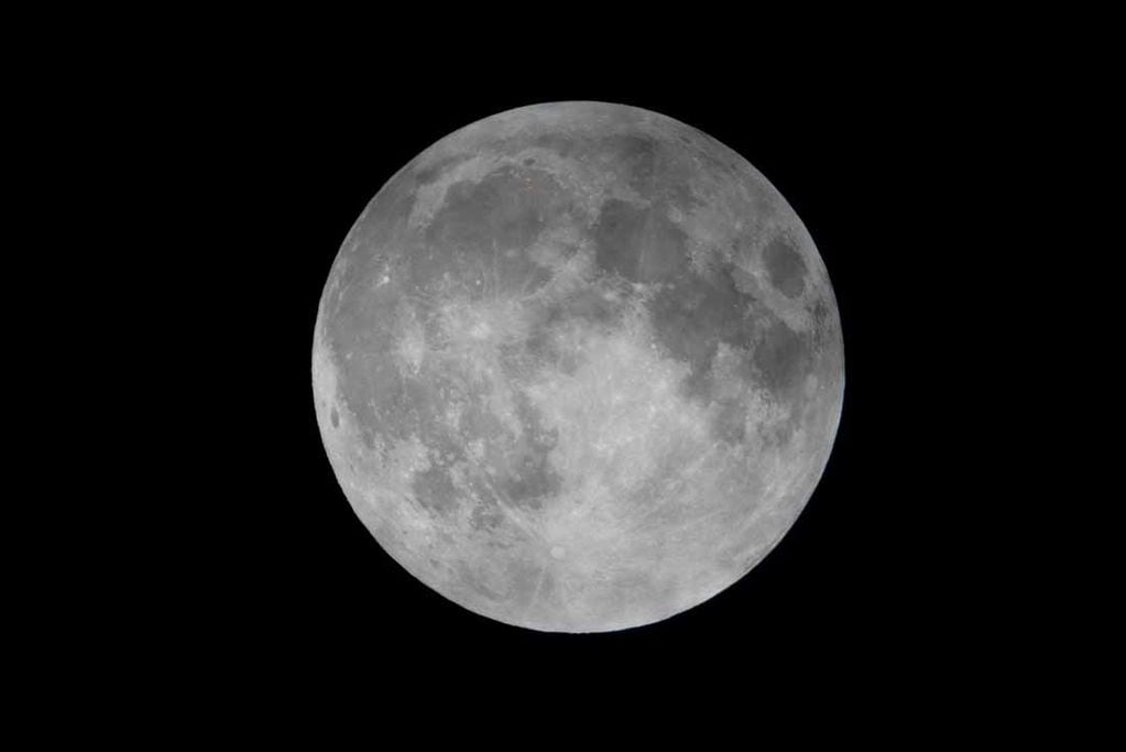 La luna se encontrará a tan solo 357.418 kilómetros de la Tierra. Foto: AP.