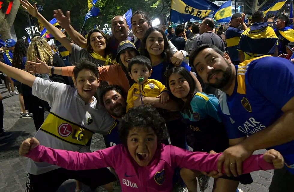 El Club Atlético Boca Juniors volvió a consagrarse campeón al empatar con Independiente de Avellaneda y sumó su estrella 73 y así se quedó con la Liga Profesional
Festejos en el Kilómetro Cero de Mendoza
Foto: Orlando Pelichotti