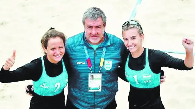 Carlitos Amieva celebra junto a sus dirigidas; Delfina Villar (Córdoba) y Brenda Churín de La Plata, Buenos Aires. Gentileza