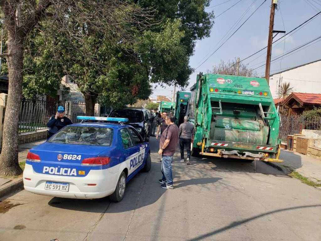 El gremio de los recolectores de residuos se declaró en estado de alerta y movilización. Muchos camiones se apostaron cerca del domicilio de Saillén.