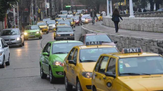 TAXIS Y REMISES. En la ciudad de Córdoba (Raimundo Viñuelas/Archivo).