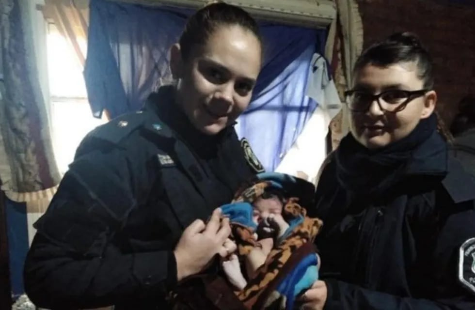 Dos oficiales de la Policía Bonaerense asistieron en el parto a una joven en Melchor Romero y salvaron la vida del bebé (Web)