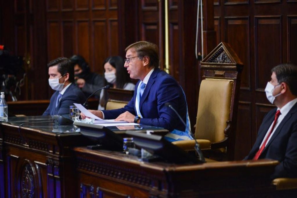 El primer discurso de Rodolfo Suarez en la Legislatura.