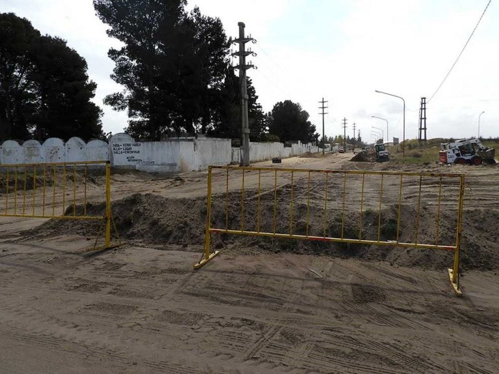 Continúa la construcción de cordones cuneta en la zona del Cementerio Municipal