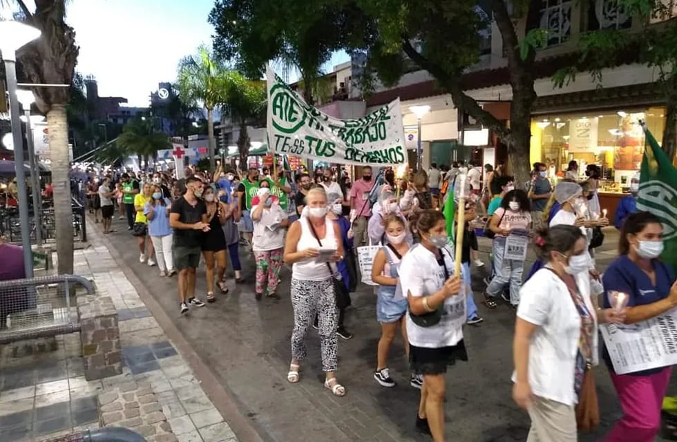 "Marcha de Antorchas por la Salud de Villa Carlos Paz", este viernes por el centro de la ciudad. (Foto: Facebook / Vcphoy).