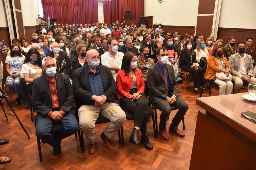 Diputados de todos los bloques políticos, veteranos de guerra y familiares, en el homenaje tributado por la Legislatura de Jujuy.