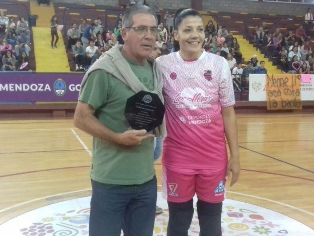 El subsecreatio de Deportes de Mendoza, Federico Chiapetta recibió el reconocimiento del equipo de Las Heras Básquet por medio de la capitana “Caro” Sánchez