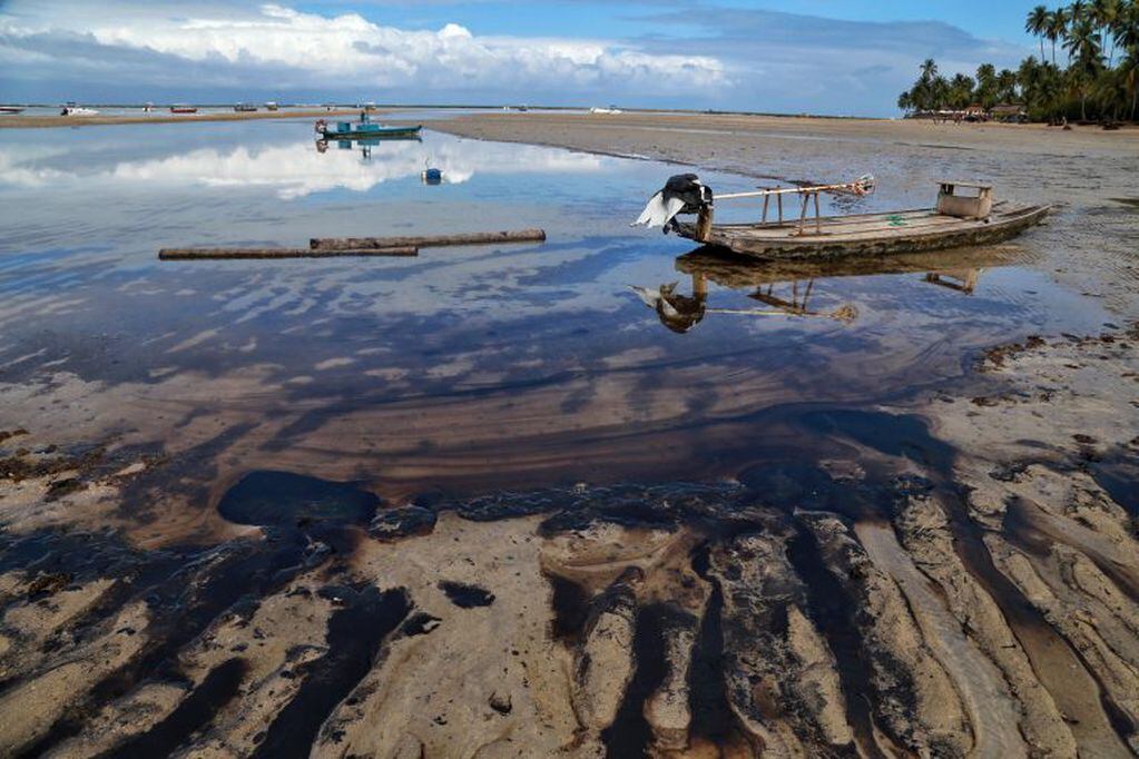 Fotografía del 18 de octubre de 2019 cedida por el gobierno de Pernambuco muestra la mancha de petróleo que golpeó la costa noreste de la playa Carneiros en Tamandaré (Brasil). Crédito: EFE/Diego Nigro/GOBIERNO PERNAMBUCO.