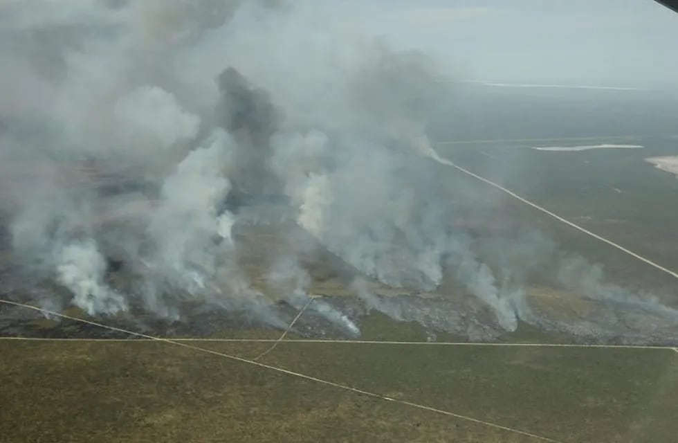 Tres focos de incendio continúan activos en La Pampa. Foto: DPA.