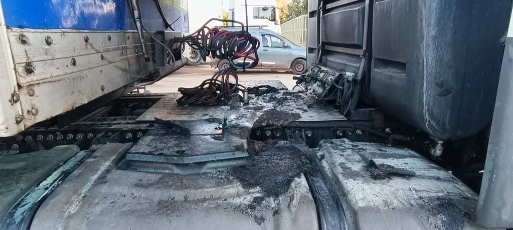 El fuego se propagó sobre el equipo de refrigeración del vehículo de carga.