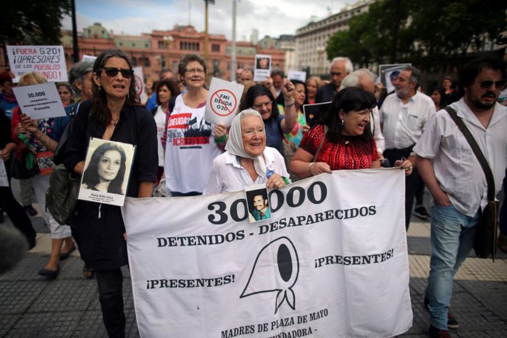 Nora Cortinas, miembro de Madres de Plaza de Mayo, asiste a una protesta antes de la cumbre de líderes del G20, en Buenos Aires, Argentina, 29 de noviembre de 2018. Crédito: REUTERS / Agustin.