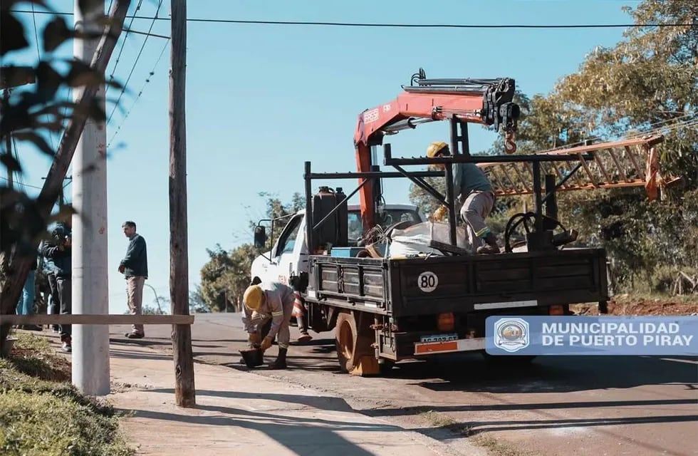 Obras de reparación en los tendidos eléctricos e intercambio de postes en Puerto Piray.