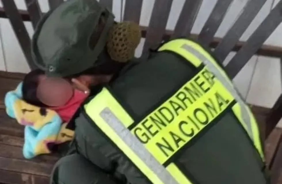Gendarmes de Bernardo de Irigoyen rescatan a un bebé con una crisis convulsiva.