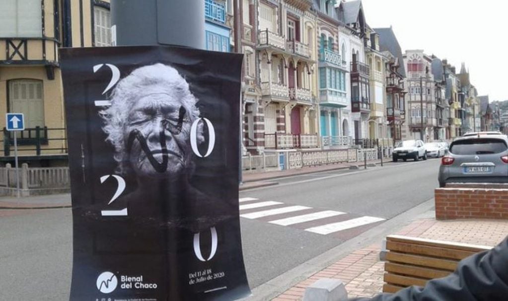 Un afiche con el anuncio oficial de la Bienal de Resistencia 2020 en una calle de Mers Les Bains, Francia.