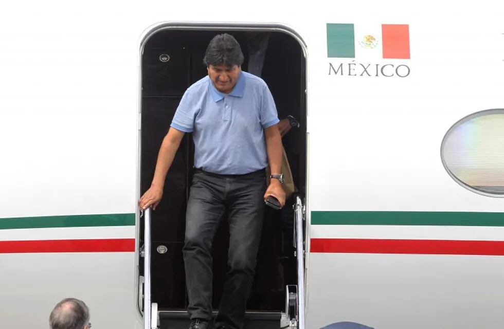 AME3626. CIUDAD DE MÉXICO (MÉXICO), 12/11/2019.- El expresidente de Bolivia Evo Morales saluda a su llegada este martes al Aeropuerto Internacional de la Ciudad de México (México). Evo Morales, quien renunció el domingo a la Presidencia de Bolivia, llegó este martes a México como asilado en un avión de la Fuerza Aérea Mexicana que partió anoche de Bolivia e hizo una escala en Paraguay antes de emprender una complicada ruta por la región. EFE/ Mario Guzmán