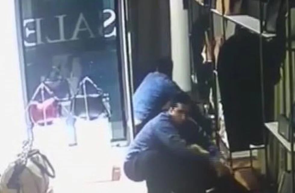 Las cámaras de seguridad registraron cómo robaron 200 mil pesos de mercadería en un local de Palermo.