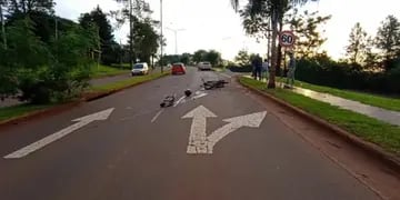 Oberá: un jubilado perdió la vida tras chocar su moto contra una palmera y un cartel