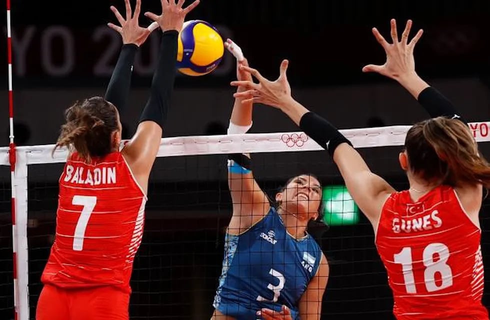 Yamila Nizetich remata ante el bloqueo de de Turquía, en el cuarto partido por los Juegos Olímpicos del vóley femenino.