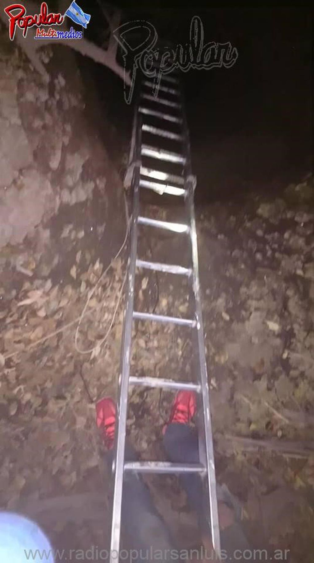 La escalera se hundía por la cantidad de barro.